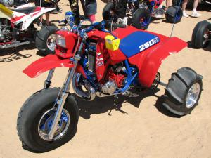 2009 rhino rally at the dune tour, Check out this cherry 250R three wheeler that was entered in the Show and Shine doesn t get much cleaner than that
