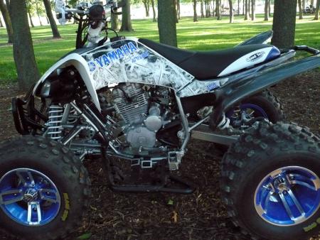 yamaha raptor 250 project part 5, We think the plastics and graphics look like they were made for each other Also the blue in the Yamaha logo goes with our wheels