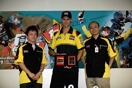 suzuki celebrates 2009 championships, Dustin Wimmer claims his award from Suzuki