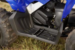 2009 yamaha atvs first look, Integrated full floorboards replace the foot pegs of the old Raptor 80