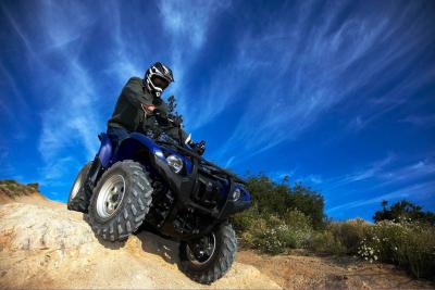 2009 yamaha grizzly 550 fi eps review, There s ample stopping power for almost any situation