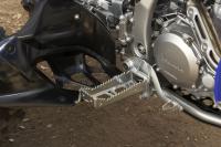 2009 yamaha yfz450r preview, The new footpegs are huge at 63mm wide