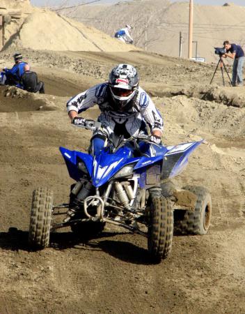 2009 yamaha yfz450r review, It s very easy to move around the comfortable T shaped seat