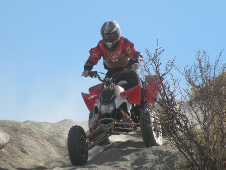 2009 polaris outlaw 525 irs review, Climbing down a rocky hill like this was a good test of the independent rear suspension