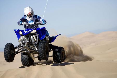 2009 yamaha yfz450r review dune test, The YFZ450R had plenty of power in stock form to loft the front end at will