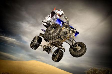 2009 yamaha yfz450r review dune test, Moving the YFZR around in the air is easy thanks to its extremely well balanced chassis