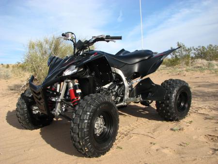 2009 yamaha yfz450r review dune test, Along with the standard blue and white model YFZ450Rs Yamaha has also released this great looking all black Special Edition model complete with black front bumper and black aluminum heel guards