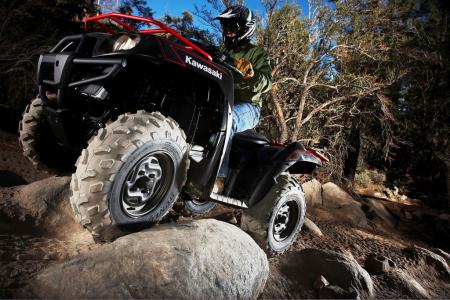 2009 kawasaki brute force 650 4x4i review, Steering was smooth and consistent and we didn t get much negative feedback from the handlebars when climbing over big rocks and other obstacles