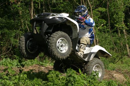 2009 suzuki kingquad 750 power steering review, The powerful 722cc engine can get the wheels up with ease