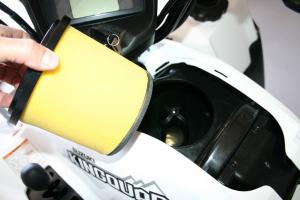 2009 suzuki kingquad 500axi review, Removing the air filter for service is a fairly simple procedure