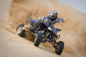 2010 yamaha yfz450r and raptor 700r se review, The YFZ s wider stance lends itself to aggressive cornering