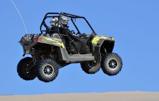 2013 can am maverick 1000r x rs vs polaris 900 rzr xp le eps video, 2013 Polaris RZR XP 900 LE Action Jump