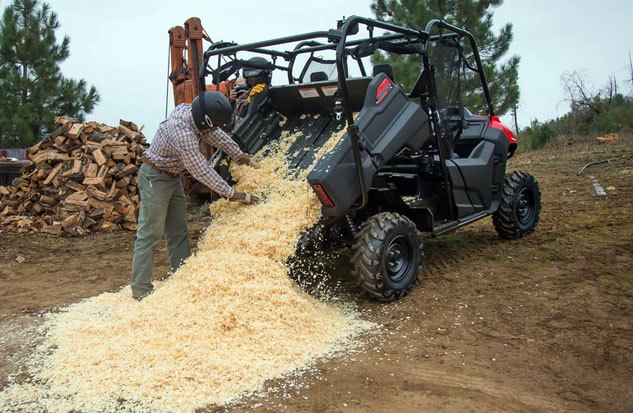 2014 honda pioneer 700 4 vs yamaha viking 700 specs shootout, Honda Pioneer 700 4 Working