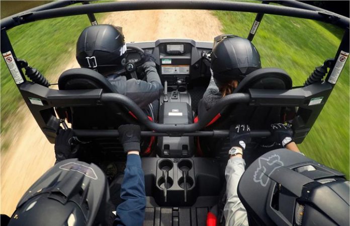 2018 yamaha wolverine x4 vs honda pioneer 1000 5 deluxe by the numbers, 2018 Yamaha Wolverine X4 Cockpit