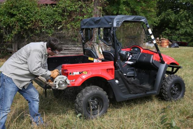 2015 kymco uxv 500i g review, 2015 KYMCO UXV 500i G Action Saw