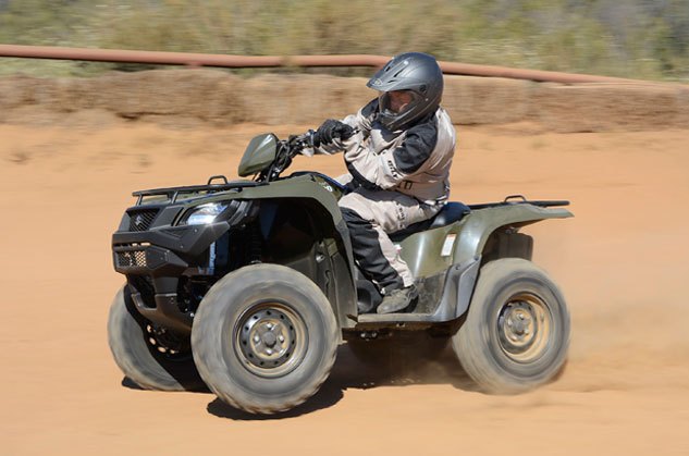 2015 suzuki kingquad 500 axi review, 2015 Suzuki KingQuad 500 Action Left