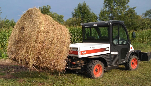 inside utv hitchworks, Bobcat UTV Holding Big Bale of Hay