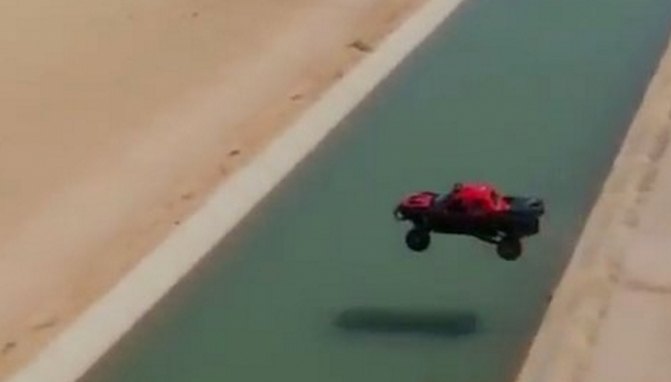 Trophy Truck Jumps Canal at Glamis + Video