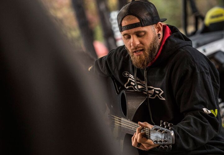 three veterans gifted polaris rzrs, Brantley Gilbert