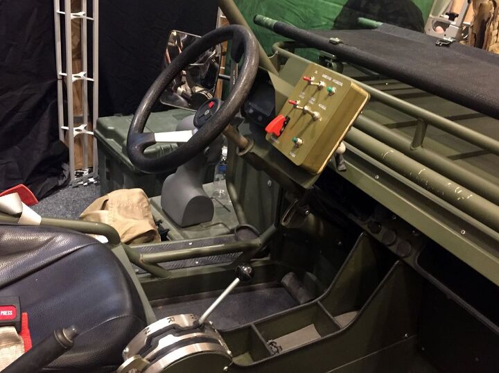 the tomcar tm5 looks ready for anything, TOMCAR TM5 Cockpit