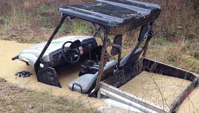 Five Photos of ATVs and UTVs Got Stuck in Deep Water