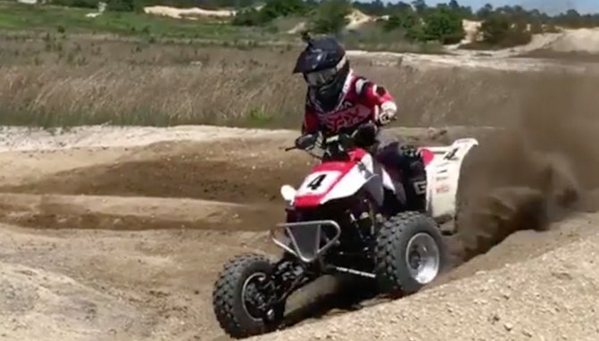 this guy is ripping on his old honda trx250r video
