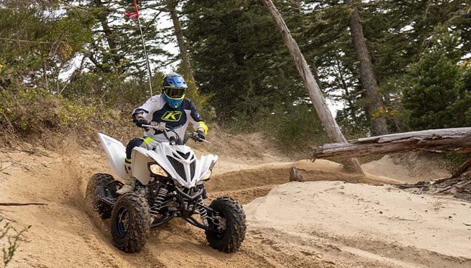 yamaha sport atv shootout yfz450r vs raptor 700r, yamaha sport atv raptor 700r tight 180 turn in treeline