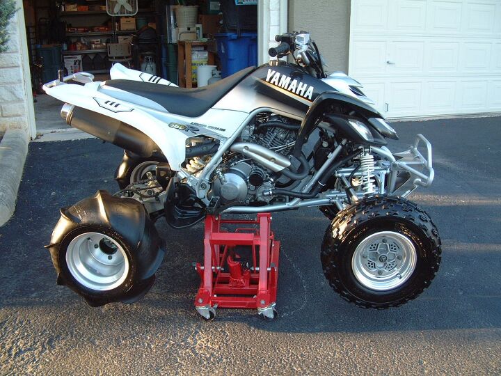 yamaha 660 raptor 2001 with jack stand and two 8 foot aluminum ramps
